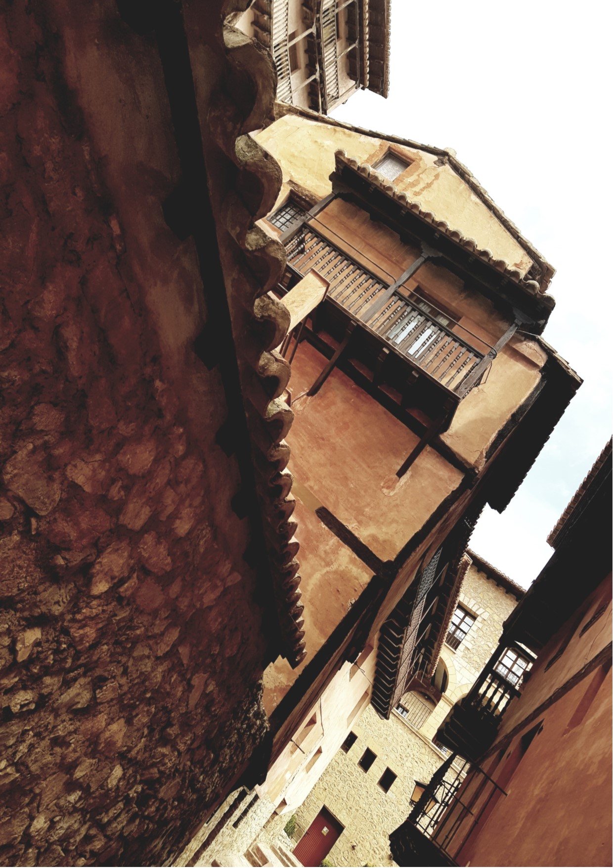 #Rincones que #maravillan…#niveles de arquitectura adaptándose a la orografía de #Albarracín tan característica…descubre #Albarracín de #VisitaGuiada en www.elandadoralbarracin.es