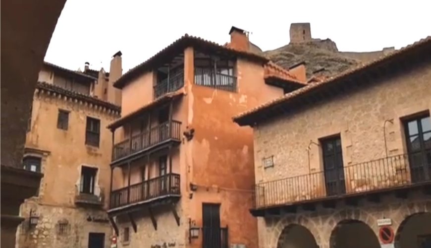 Plaza Mayor de Albarracín en el Domingo de Resurrección – De visita guiada en Albarracín con ANDADOR Visitas Guiadas