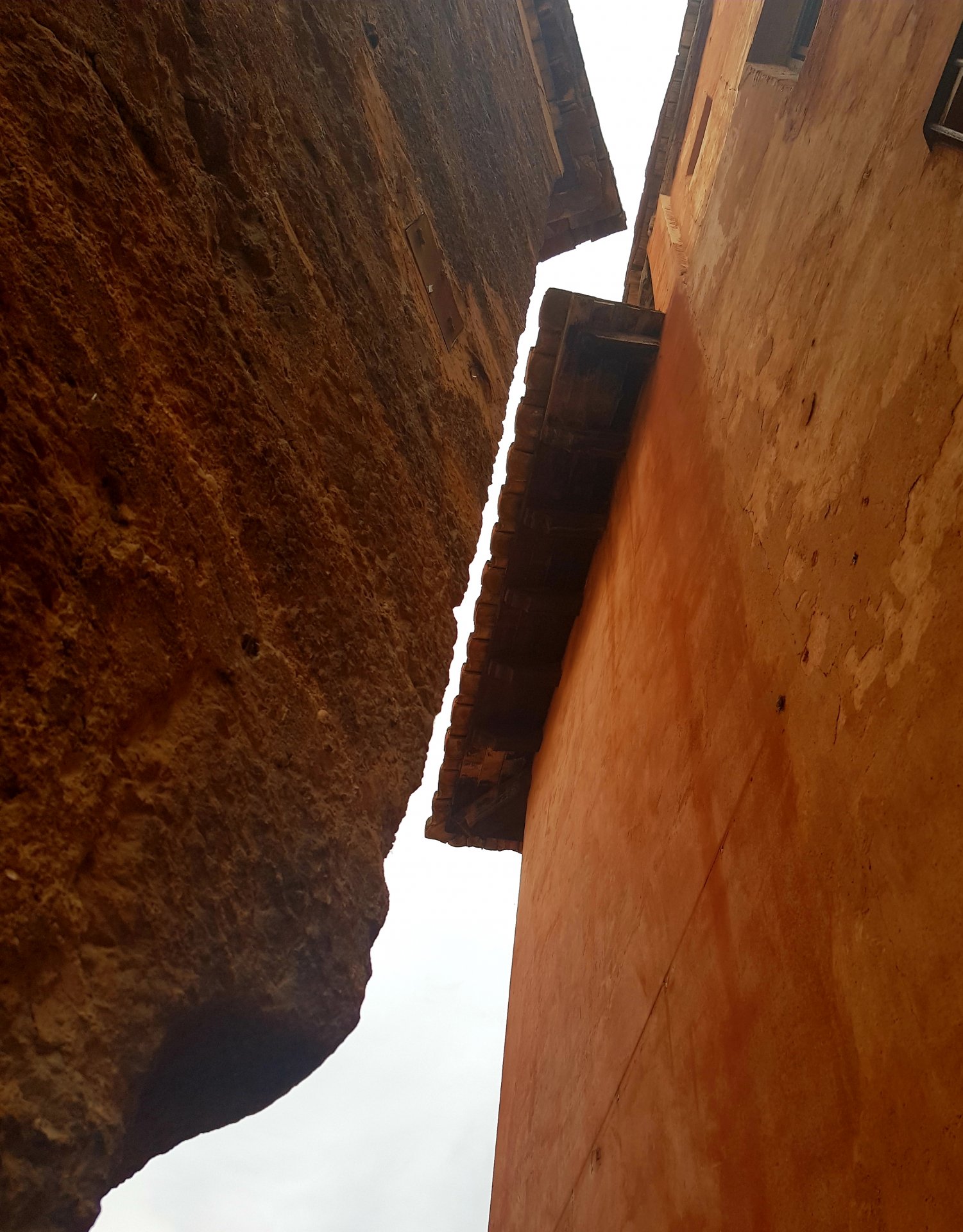 Cuando la luz se abre camino entre los aleros de Albarracín…descubre su visita guiada con ANDADOR Visitas Guiadas