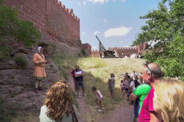 Noticia Diario de Teruel: El castillo de Peracense acoge una nueva edición de sus Encuentros Medievales con amplio respaldo de público