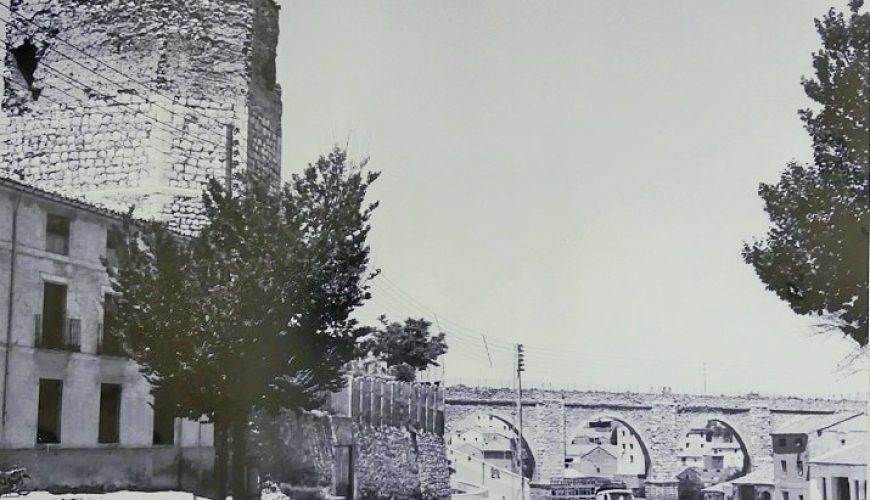 Noticia Eco de Teruel: Foto del día:El Torreón de la Bombardera y la Ronda en los años 50