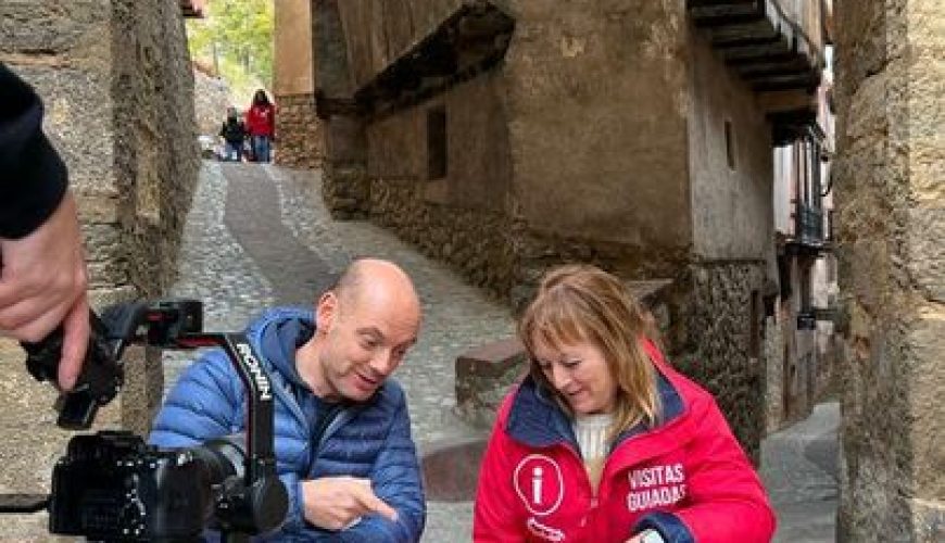 Pipper on tour y su humano, Pablo Muñoz, estuvieron de visita guiada en Albarracín con nosotros.