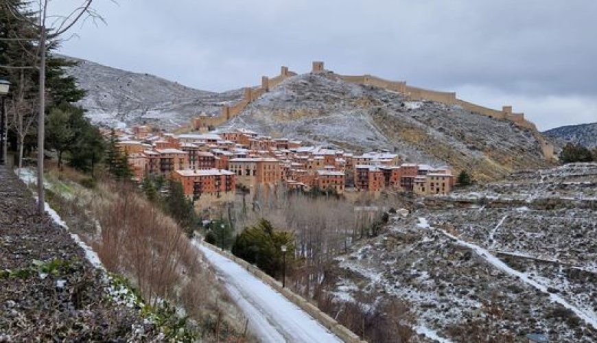 Albarracín de Postal Invernal con ANDADOR Visitas Guiadas