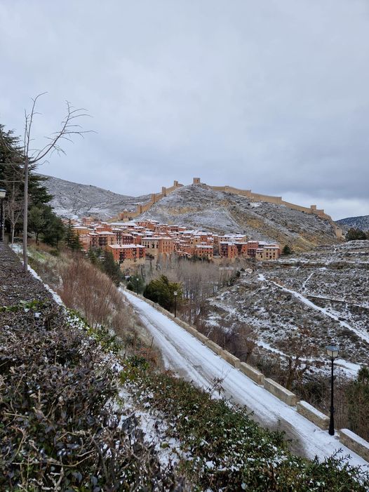 Albarracín de Postal Invernal con ANDADOR Visitas Guiadas