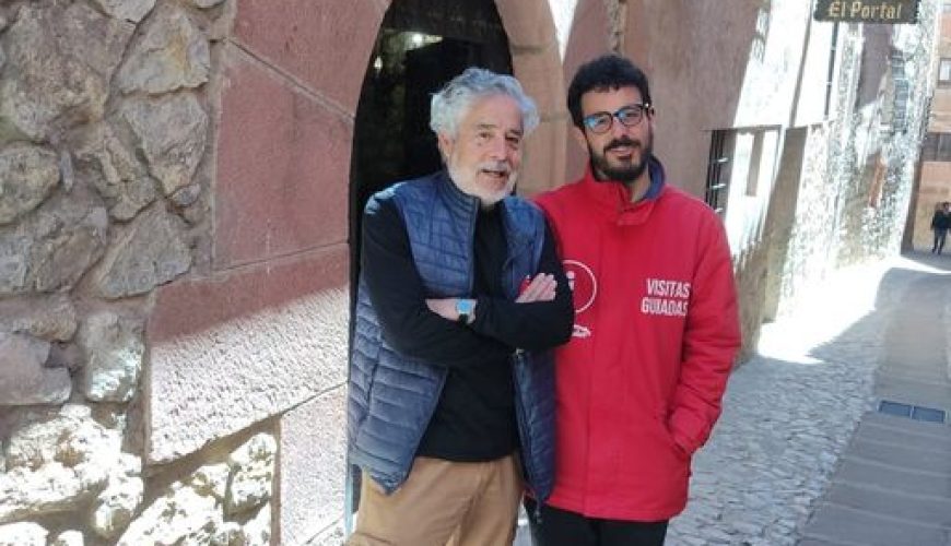 Carlos Iglesias realizando la visita guiada en Albarracín con Jesús de ANDADOR Visitas Guiadas