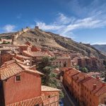 Noticia de Merca2.es: Uno de los pueblos más bonitos de España: medieval y de color de rosa