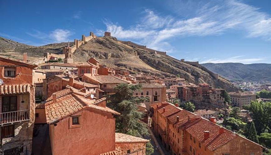 Noticia de Merca2.es: Uno de los pueblos más bonitos de España: medieval y de color de rosa